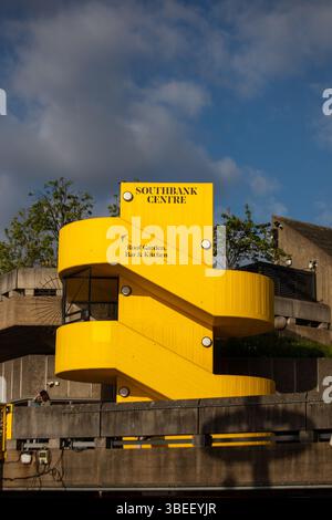 Scala gialla vibrante al Southbank Centre di Londra contro un cielo nuvoloso. Foto Stock