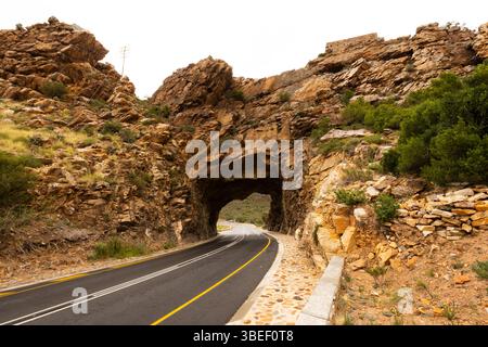 Tunnel stradale del passo montano Montagu, città del Capo, Sudafrica. Foto Stock