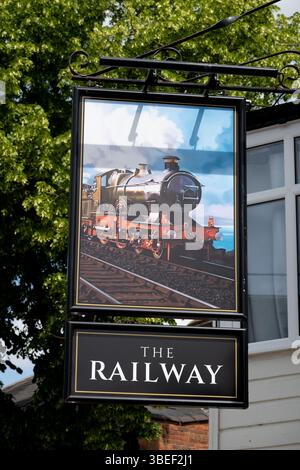 Cartello del pub Railway, Warwick, Warwickshire, Inghilterra, Regno Unito Foto Stock