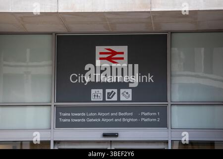 Segnaletica per la stazione City Thameslink di Londra, che mostra le destinazioni per Luton, Bedford, Gatwick e Brighton. Foto Stock