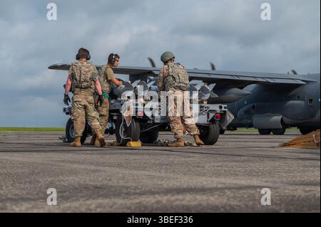 Gli aviatori della U.S. Air Force assegnati al 75th Fighter Generation Squadron sganciano le munizioni di pratica presso la Moody Air Force base, Georgia, 21 maggio 2025. Foto Stock