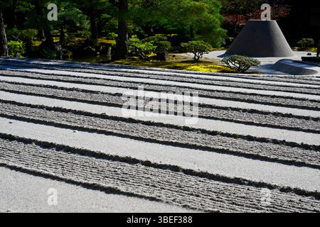Giardino di sabbia di Ginkaku-ji, conosciuto anche come il tempio del Padiglione d'Argento, Kyoto, Giappone. Foto Stock