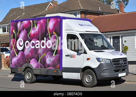 Negozio online di alimentari nel Regno Unito Ocado.com parte di Ocado Group plc consegna di cibo al dettaglio tramite Internet da parte di Mercedes Vehicle fuori casa del cliente Essex Inghilterra Regno Unito Foto Stock