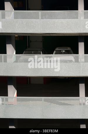 parcheggio a più piani con ringhiera in acciaio Foto Stock