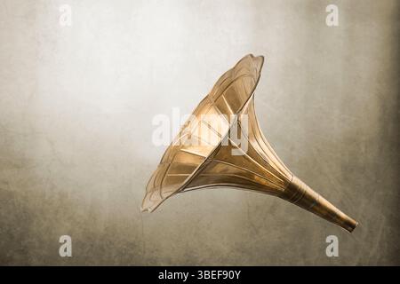 Corno in ottone vintage su sfondo sfocato. Foto Stock