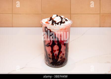 Oltre alle perle di tapioca, il Bubble Tea si presta a un'ampia varietà di condimenti Foto Stock