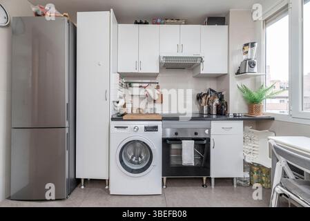 Le cucine moderne hanno superato la loro tradizionale funzione di semplici spazi per la preparazione del cibo, diventando il vero cuore della casa contemporanea Foto Stock