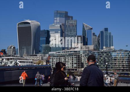 Londra, Regno Unito. 7 aprile 2025. La gente passa davanti allo skyline della City of London, il quartiere finanziario della capitale. Credito: Vuk Valcic/Alamy Foto Stock