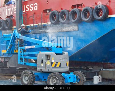 Macduff Shipyards Aberdeenshire Scozia nave sottoposta a manutenzione ad alta pressione dell'acqua per la pulizia dello scafo Foto Stock