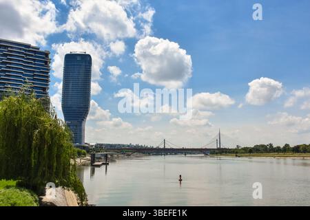 Vista panoramica del fiume Sava con gli iconici ponti di Belgrado che collegano le rive della città. Sulla riva sinistra del fiume, il moderno Belgrade Waterfront featu Foto Stock