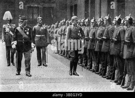 L'imperatore Carlo i d'Austria camminava durante la sua visita al re Ludovico III di Baviera a Monaco il 30 giugno 1917. Foto Stock