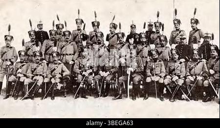 Questa foto dell'inizio del XX secolo mostra gli ufficiali del Regimento de Lusitania, scattati prima del 1910. Fornisce informazioni sulla gerarchia militare di quel tempo. Foto Stock