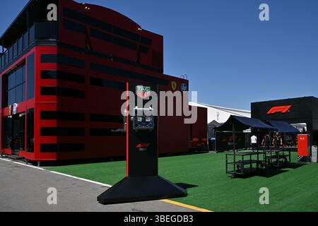BARCELLONA, SPAGNA - MAGGIO 29: Una vista generale del paddock durante le anteprime in vista del Gran Premio di F1 Aramco di Spagna sul circuito di Barcellona-Catalunya il 29 maggio 2025 a Barcellona, Spagna. (Foto di Vince Mignott/Alamy Live News) Foto Stock