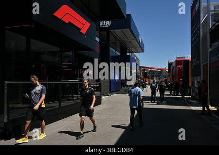 BARCELLONA, SPAGNA - MAGGIO 29: Una vista generale del paddock durante le anteprime in vista del Gran Premio di F1 Aramco di Spagna sul circuito di Barcellona-Catalunya il 29 maggio 2025 a Barcellona, Spagna. (Foto di Vince Mignott/Alamy Live News) Foto Stock
