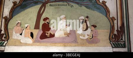 Questo affresco di Jhanda Sahib, Dehradun, raffigura Guru Nanak, Guru RAM Rai, Bhai Mardana, e Bhai Bala ascoltando inni sotto un albero. Il murale dell'inizio del XVIII secolo illustra figure significative del sikhismo, con vibranti raffigurazioni del loro abbigliamento e degli strumenti, tra cui il rabab. Foto Stock