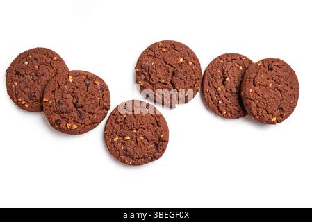 Biscotti con scaglie di cioccolato con nocciole isolate su sfondo bianco, vista dall'alto, elementi di design. Fila di biscotti al cioccolato fatti in casa. Foto Stock