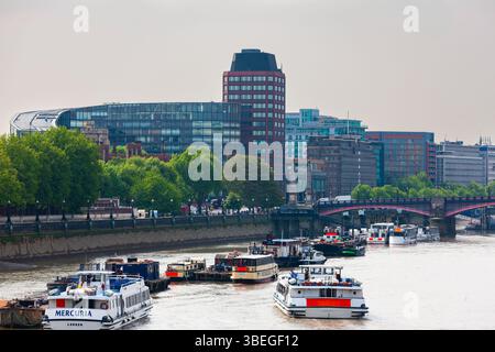 Londra, Regno Unito - 7 maggio 2011 : spedizione sul Tamigi. Molte barche da tour si avvicinano al molo di Albert Embankment vicino al ponte Lambeth. Foto Stock