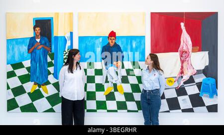 Londra, Regno Unito. 29 maggio 2025. Membri del personale con «Aqiqah or aqeegah», 2024, di Anuar Khalifi in anteprima di «Finding My Blue Sky», una mostra collettiva di oltre 20 grandi artisti internazionali presso la Lisson Gallery e l’ambiente adiacente. A cura del Dr. Omar Kholeif come lettera d'amore a Londra, e in concomitanza con il London Gallery Weekend, la mostra si svolge dal 30 maggio al 26 luglio. Crediti: Stephen Chung / Alamy Live News Foto Stock