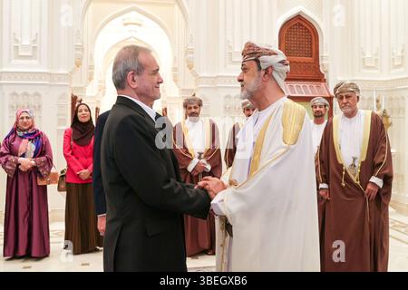Haitham bin Tariq dell'Oman saluta il presidente Masoud Pezeshkian della Repubblica islamica dell'Iran il sultano Haitham bin Tariq dell'Oman saluta il presidente Masoud Pezeshkian della Repubblica islamica dell'Iran al Palazzo al Alam dopo la sua visita ufficiale al Sultanato dell'Oman, il 28 maggio 2025. Foto dell'Ufficio della Presidenza iraniana Muscat Muscat Oman 280525 Oman IPO 002 Copyright: XapaimagesxIranianxPresidencyxOfficexxapaimagesx Foto Stock