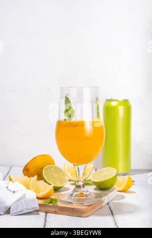 Cocktail alla moda ispirato al tè con miscele verdi, oolong, nere, chai e altre miscele di tè. Tè frizzante soda, bevande estive fredde con sciroppo, limone, lime Foto Stock
