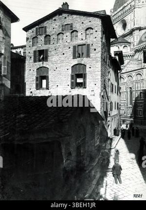 Una fotografia anonima del 1890 che mostra la casa-torre di Sant'Antonino situata all'angolo tra via dello Studio e via della Canonica a Firenze. L'immagine offre uno sguardo sullo stile architettonico del periodo. Foto Stock