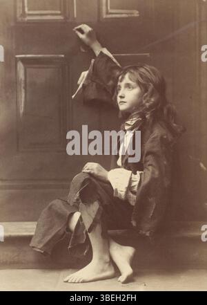 Questa fotografia seppia del 1880 di Alfred Ellis cattura un momento teatrale del XIX secolo. La fotografia fa parte delle collezioni dei V&A, lasciate in eredità da Guy Little. La fotografia è stata creata in Gran Bretagna ed è un ottimo esempio di tecnica fotografica seppia di quel periodo. Foto Stock