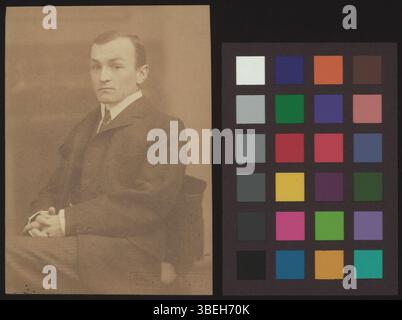 Questa fotografia in bianco e nero del 1905 circa mostra Paul Speiser-Thurneysen. Il ritratto riflette le tecniche fotografiche dei primi anni del XX secolo per catturare figure storiche in abbigliamento formale. Foto Stock