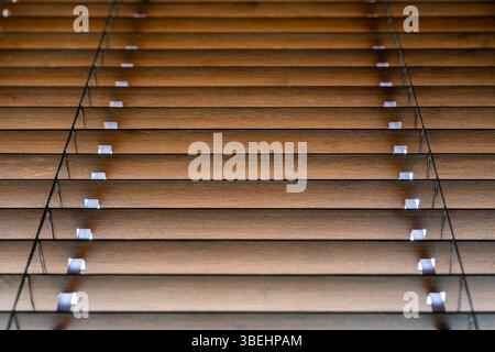 Persiane in legno, primo piano di spranghe orizzontali che creano motivi di luce e ombra Foto Stock