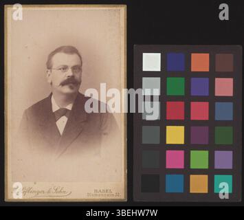 Questa fotografia di albumina raffigura un ritratto di Wilhelm Bubeck, scattato tra il 1880 e il 1891. L'uso di stampe di albumina, una tecnica fotografica comune della fine del XIX secolo, era noto per i suoi dettagli fini e la consistenza liscia, catturando l'immagine di Bubeck con notevole chiarezza. Foto Stock