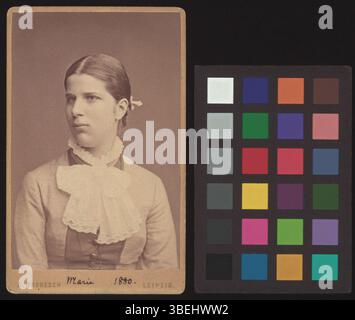 Questa fotografia in bianco e nero tra il 1880 e il 1900 mostra Marie Elisabeth His, una figura storica svizzera. La fotografia è montata su una scheda dell'armadietto. Foto Stock