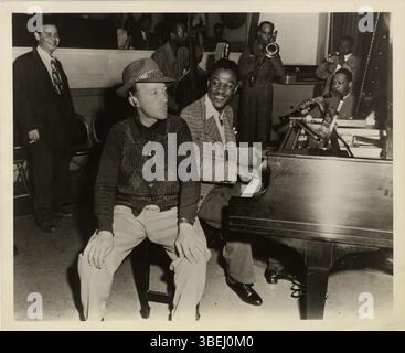 Questo ritratto mostra il pianista jazz Eddie Heywood che suona il pianoforte insieme al cantante Bing Crosby. La nota scritta a mano identifica Heywood come il nipote di LeRoy Smith per matrimonio. L'immagine risale a una raccolta protetta da copyright del 2015. Foto Stock
