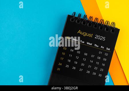 Calendario nero per agosto 2025 su sfondo multicolore. Foto Stock