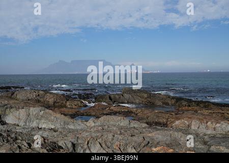 Table Mountain come si vede da Bloubergstrand, Cape Town, Sud Africa. Foto Stock