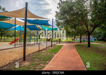 Area giochi per bambini con Shade Sails e percorso in un parco pubblico a Lake Monger, Perth, Australia, 24 aprile 2020 Foto Stock