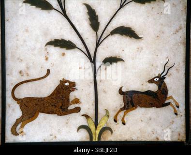 Questa opera d'arte in pietra intarsiata (jaratkari) del Tempio d'Oro di Amritsar raffigura un gatto predatore, forse un leopardo o una tigre, che caccia un'antilope, forse un blackbuck. È datata alla prima metà del XIX secolo. Foto Stock