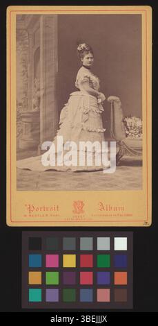 Questa fotografia in bianco e nero su un biglietto mostra un ritratto di Anna Walter-Strauss, datato intorno al 1876. Il formato della tessera era era comunemente usato per la fotografia di ritratti nel XIX secolo. Foto Stock