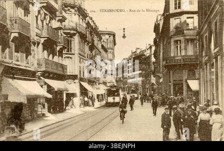 Questa fotografia dell'inizio del XX secolo cattura Rue de la Mésange a Strasburgo, mostrando l'architettura e l'ambiente urbano della strada. L'immagine è un'importante registrazione visiva della città durante quel periodo di tempo. Foto Stock