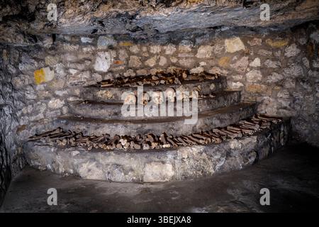 Teschi e ossa umani nella grotta del castello di Buda, Budapest, Ungheria Foto Stock