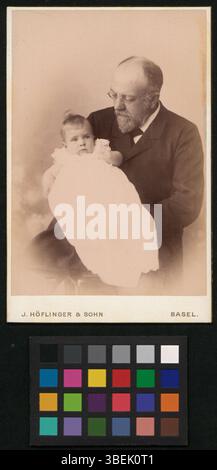 Una fotografia in bianco e nero tra il 1875 e il 1895 mostra Bernhard Riggenbach con suo figlio, che cattura un ritratto familiare della fine del XIX secolo. Foto Stock