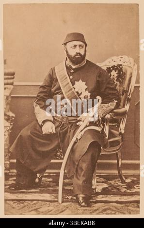 Questa fotografia, scattata da Abdullah frères alla fine del XIX secolo (c. 1860-1869), raffigura Abdul Aziz, il sultano ottomano, che mostra l'abilità del fotografo nel catturare ritratti reali. Foto Stock