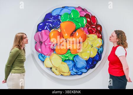 Londra, Regno Unito. 29 maggio 2025. Personale della galleria con Philip Colbert, "Flowers II (Round)", 2023. Rispondendo alla richiesta popolare, la Galleria Saatchi riapre "Fiori - Flora in Arte e Cultura Contemporanea", celebrando la straordinaria ampiezza della flora sia all'interno dell'arte che della cultura. La mostra riapre venerdì 30 maggio fino al 31 agosto. Crediti: Imageplotter/Alamy Live News Foto Stock