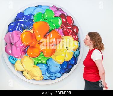Londra, Regno Unito. 29 maggio 2025. Personale della galleria con Philip Colbert, "Flowers II (Round)", 2023. Rispondendo alla richiesta popolare, la Galleria Saatchi riapre "Fiori - Flora in Arte e Cultura Contemporanea", celebrando la straordinaria ampiezza della flora sia all'interno dell'arte che della cultura. La mostra riapre venerdì 30 maggio fino al 31 agosto. Crediti: Imageplotter/Alamy Live News Foto Stock