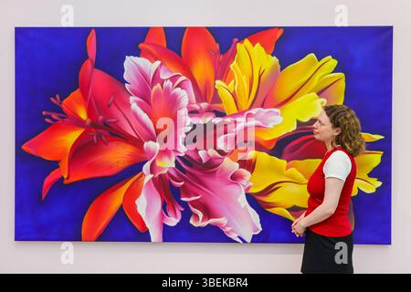 Londra, Regno Unito. 29 maggio 2025. Personale della galleria con Sophie Mess, "Burst", 2025. Rispondendo alla richiesta popolare, la Galleria Saatchi riapre "Fiori - Flora in Arte e Cultura Contemporanea", celebrando la straordinaria ampiezza della flora sia all'interno dell'arte che della cultura. La mostra riapre venerdì 30 maggio fino al 31 agosto. Crediti: Imageplotter/Alamy Live News Foto Stock