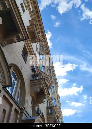 Un edificio storico con dettagli ornati, offuscati da danni visibili e servizi moderni. Sottolinea la necessità di una pianificazione urbana sostenibile Foto Stock