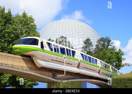 La calce della monorotaia passa per la navicella spaziale Terra, Epcot, Florida Foto Stock