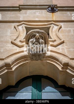 Una vista ad angolo basso della testa mercantile sul Palazzo Bertini, a Ragusa, Sicilia, Italia Foto Stock