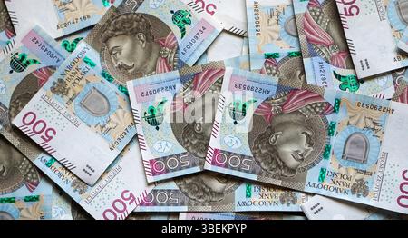 Banconote sparsi da 500 zloty – primo piano in valuta polacca. Mostrando ricchezza, finanza e forza economica della Polonia. Una foto per banche, investimenti, un Foto Stock