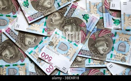 Banconote sparsi da 500 zloty con una chiara immagine del re. Ottimo come sfondo, che mette in risalto la valuta polacca e i suoi dettagli. Adatto per applicazioni finanziarie Foto Stock