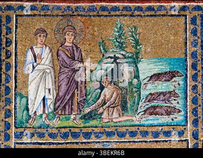 Questo mosaico del vi secolo d.C., situato nella Basilica di Sant'Apollinare nuovo a Ravenna, in Italia, raffigura l'esorcismo del demoniaco gerasene. L'opera è un esempio di arte paleocristiana, che mette in mostra temi religiosi. Foto Stock