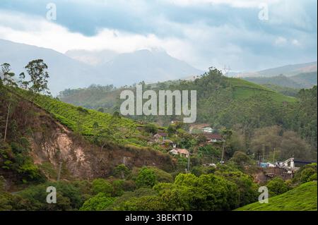 Vestiti appesi per asciugare sulla Clothesline, facciata della Old Aged House in India, stile di vita e cultura, Decaying Wall Foto Stock